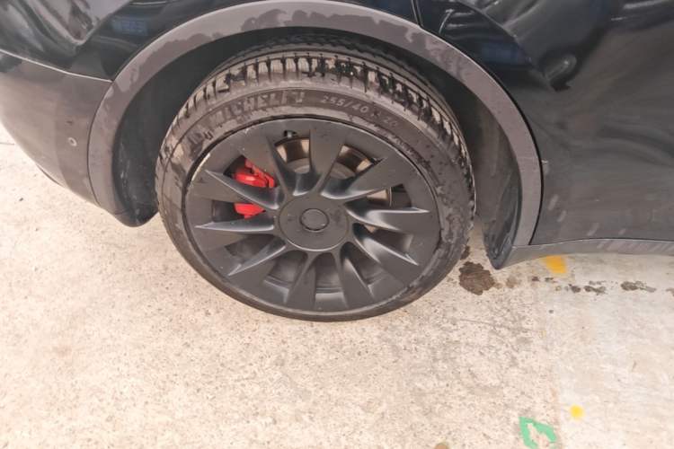 Used Tesla Model Y 2023 Long-Range All-Wheel-Drive Version Right Rear Wheel Hub