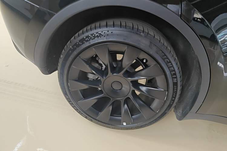 Used Tesla Model Y 2023 Long-Range All-Wheel-Drive Version Right Rear Wheel Hub