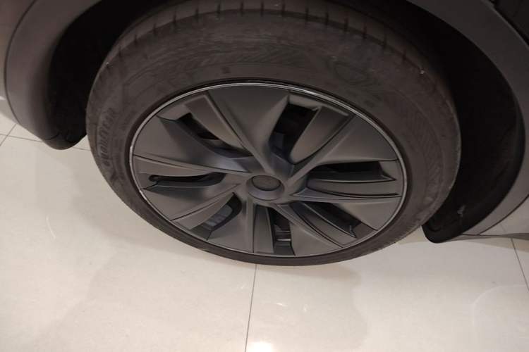 Used Tesla Model Y 2023 Rear-Wheel-Drive Version Right Rear Wheel Hub