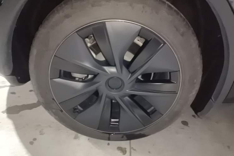 Used Tesla Model Y 2023 Rear-Wheel-Drive Version Right Rear Wheel Hub