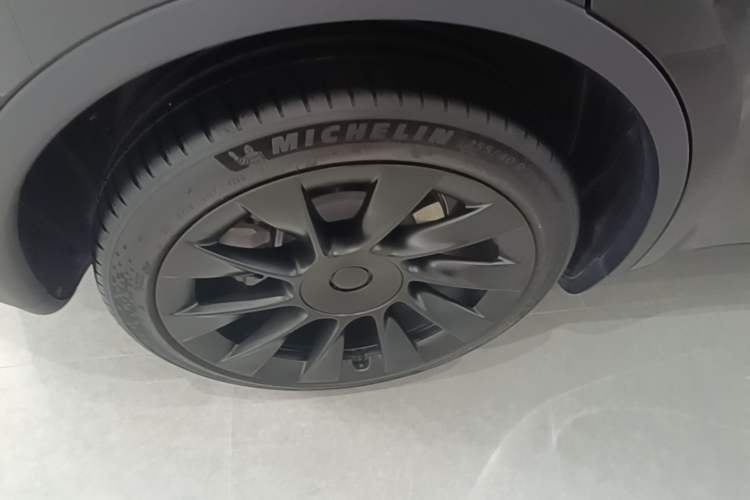 Used Tesla Model Y 2023 Long-Range All-Wheel-Drive Version Right Rear Wheel Hub