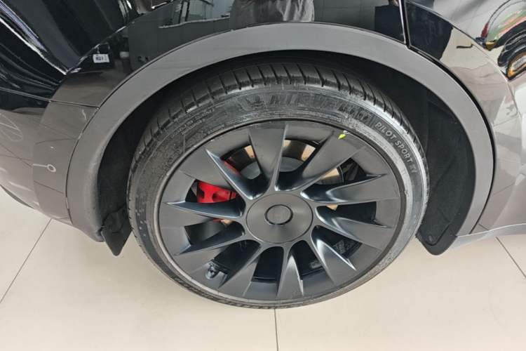 Used Tesla Model Y 2023 Long-Range All-Wheel-Drive Version Right Rear Wheel Hub