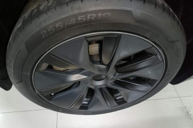 Used Tesla Model Y 2023 Long-Range All-Wheel-Drive Version Right Rear Wheel Hub