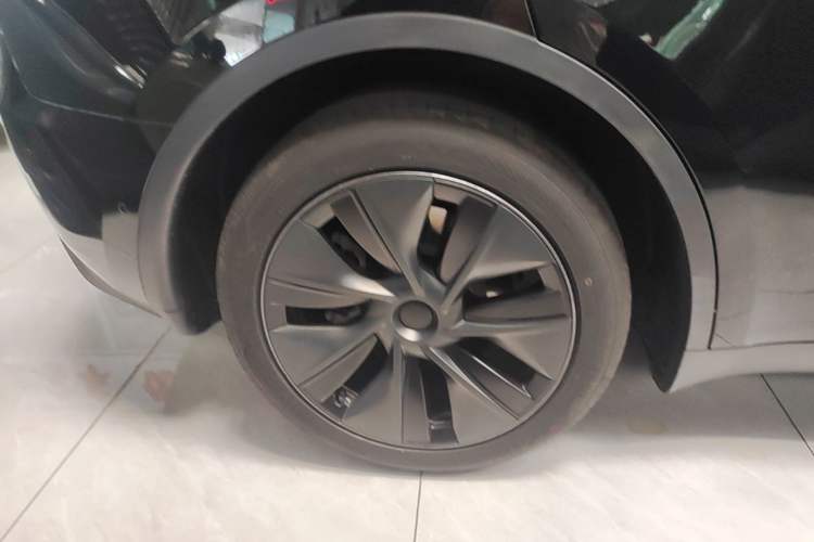Used Tesla Model Y 2023 Rear-Wheel-Drive Version Right Rear Wheel Hub