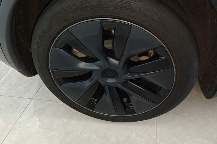 Used Tesla Model Y 2023 Rear-Wheel-Drive Version Right Rear Wheel Hub