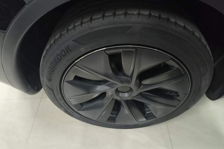 Used Tesla Model Y 2023 Long-Range All-Wheel-Drive Version Right Rear Wheel Hub
