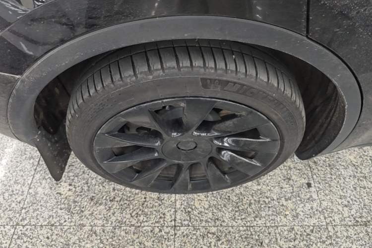 Used Tesla Model Y 2023 Long-Range All-Wheel-Drive Version Right Rear Wheel Hub