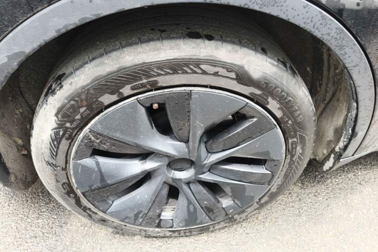 Used Tesla Model Y 2023 Rear-Wheel-Drive Version Right Rear Wheel Hub
