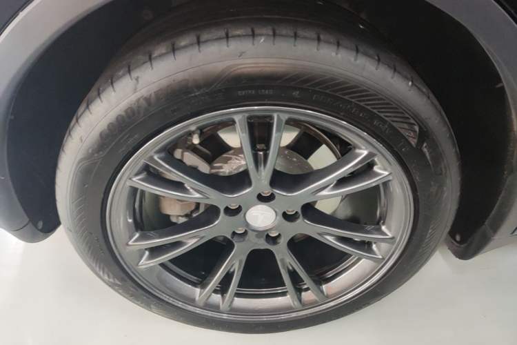 Used Tesla Model Y 2023 Rear-Wheel-Drive Version Right Rear Wheel Hub