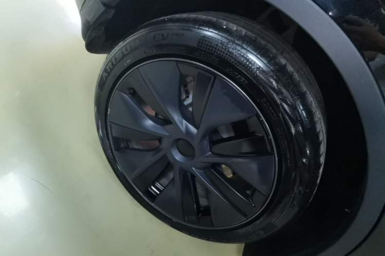 Used Tesla Model Y 2023 Rear-Wheel-Drive Version Right Rear Wheel Hub