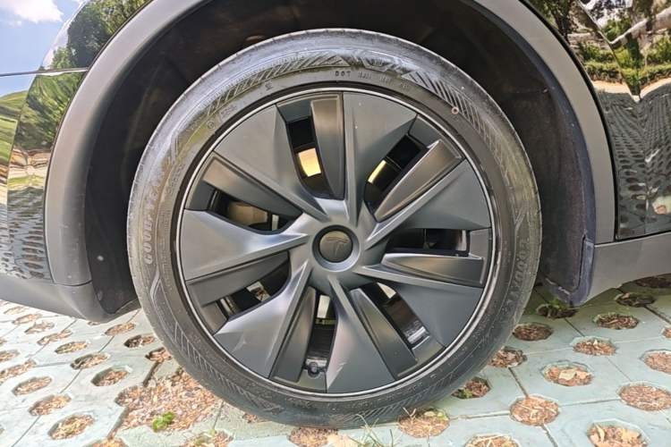 Used Tesla Model Y 2023 Rear-Wheel-Drive Version Right Rear Wheel Hub