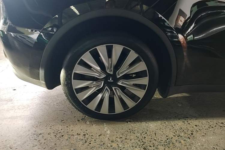 Used Tesla Model Y 2023 Rear-Wheel-Drive Version Right Rear Wheel Hub