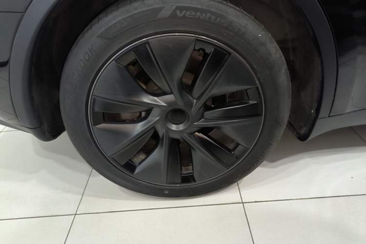 Used Tesla Model Y 2023 Long-Range All-Wheel-Drive Version Right Rear Wheel Hub