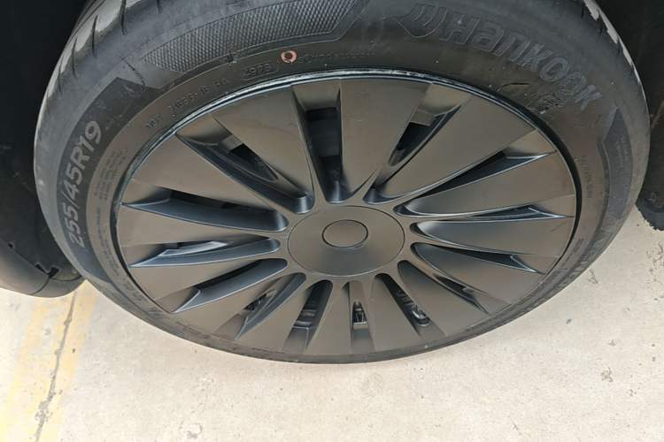 Used Tesla Model Y 2023 Long-Range All-Wheel-Drive Version Right Rear Wheel Hub