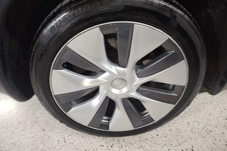 Used Tesla Model Y 2023 Long-Range All-Wheel-Drive Version Right Rear Wheel Hub