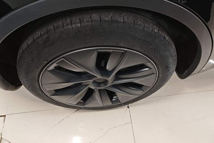 Used Tesla Model Y 2023 Rear-Wheel-Drive Version Right Rear Wheel Hub