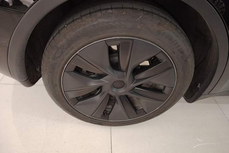 Used Tesla Model Y 2023 Rear-Wheel-Drive Version Right Rear Wheel Hub
