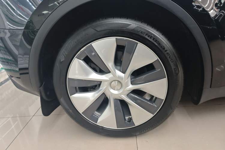 Used Tesla Model Y 2023 Long-Range All-Wheel-Drive Version Right Rear Wheel Hub