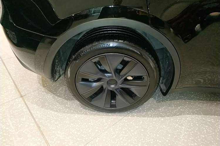 Used Tesla Model Y 2023 Long-Range All-Wheel-Drive Version Right Rear Wheel Hub