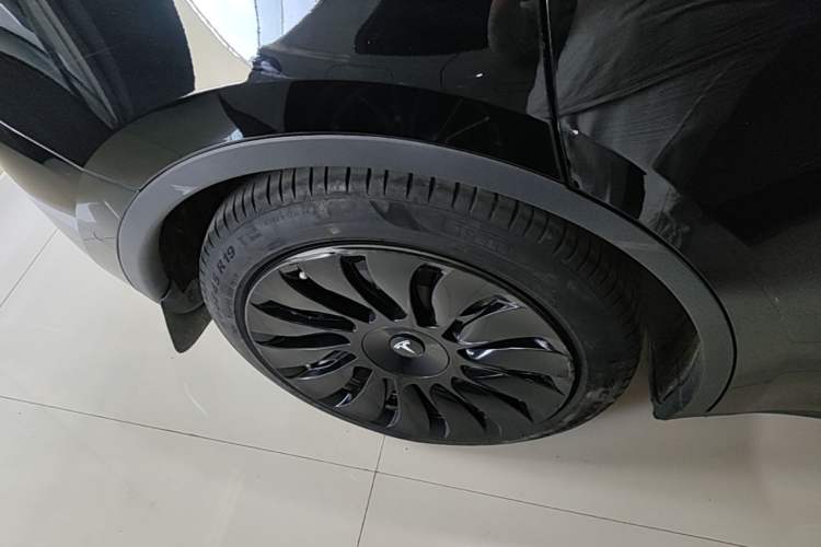 Used Tesla Model Y 2023 Rear-Wheel-Drive Version Right Rear Wheel Hub