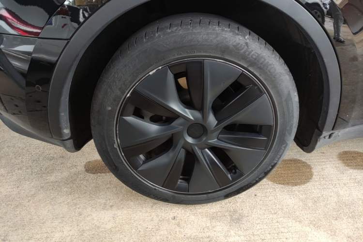 Used Tesla Model Y 2023 Long-Range All-Wheel-Drive Version Right Rear Wheel Hub