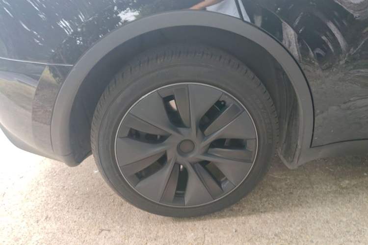 Used Tesla Model Y 2023 Long-Range All-Wheel-Drive Version Right Rear Wheel Hub