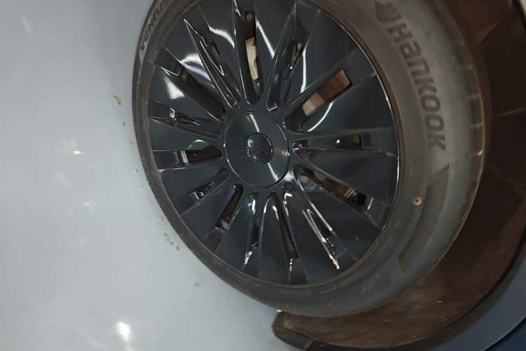 Used Tesla Model Y 2023 Long-Range All-Wheel-Drive Version Right Rear Wheel Hub