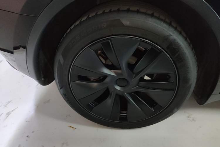 Used Tesla Model Y 2023 Long-Range All-Wheel-Drive Version Right Rear Wheel Hub