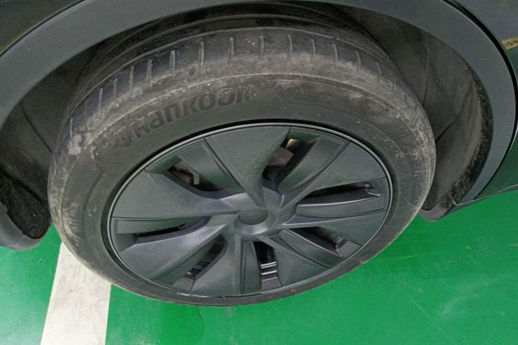 Used Tesla Model Y 2023 Long-Range All-Wheel-Drive Version Right Rear Wheel Hub