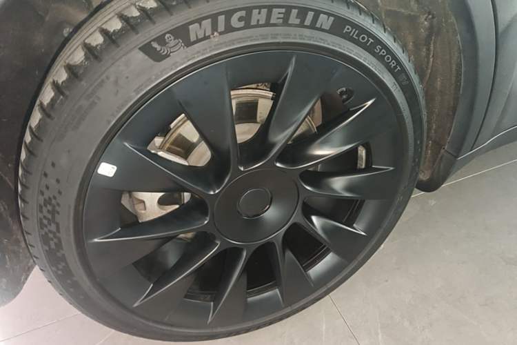 Used Tesla Model Y 2023 Long-Range All-Wheel-Drive Version Right Rear Wheel Hub