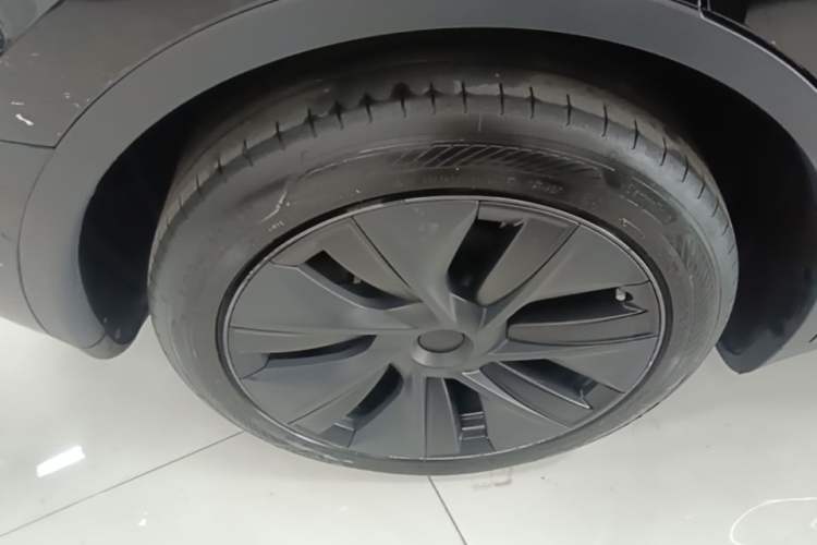 Used Tesla Model Y 2023 Rear-Wheel-Drive Version Right Rear Wheel Hub