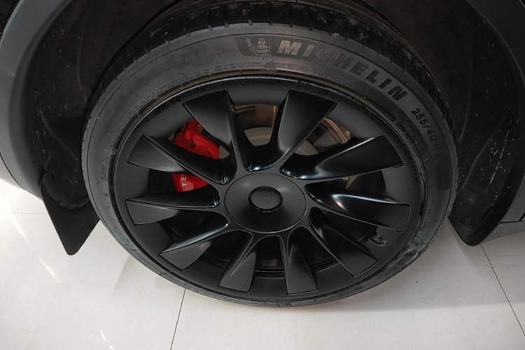 Used Tesla Model Y 2023 Long-Range All-Wheel-Drive Version Right Rear Wheel Hub