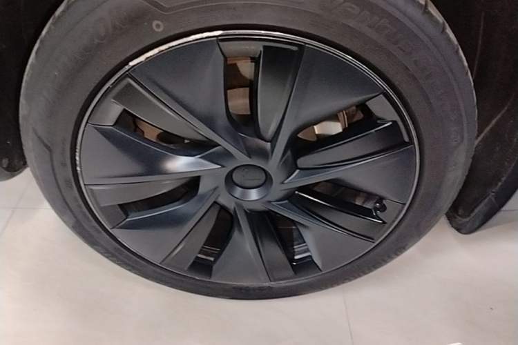 Used Tesla Model Y 2023 Long-Range All-Wheel-Drive Version Right Rear Wheel Hub