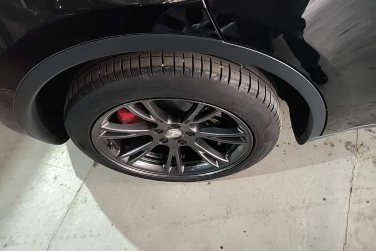 Used Tesla Model Y 2023 Long-Range All-Wheel-Drive Version Right Rear Wheel Hub