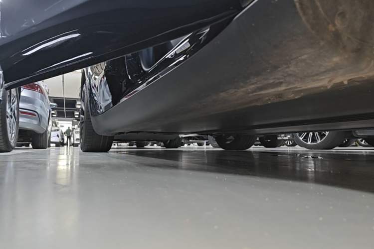 Used Tesla Model Y 2023 Long-Range All-Wheel-Drive Version Right Side Sill