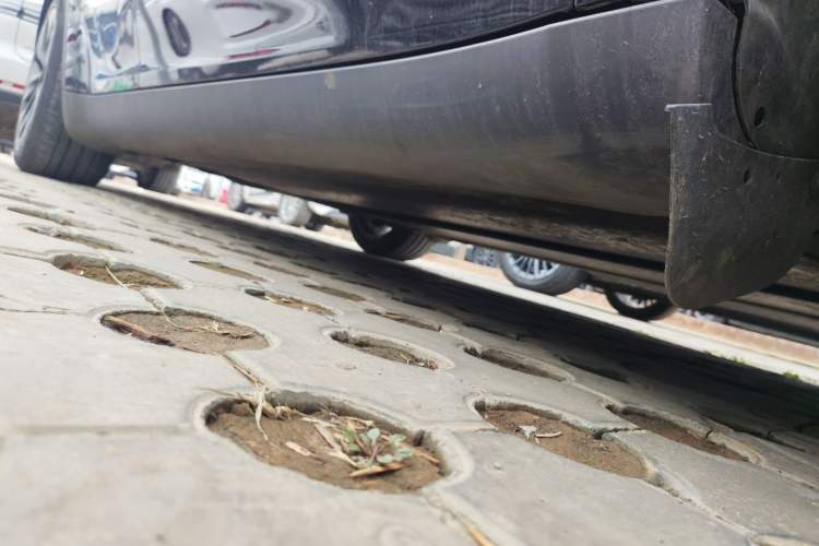 Used Tesla Model Y 2023 Long-Range All-Wheel-Drive Version Right Side Sill