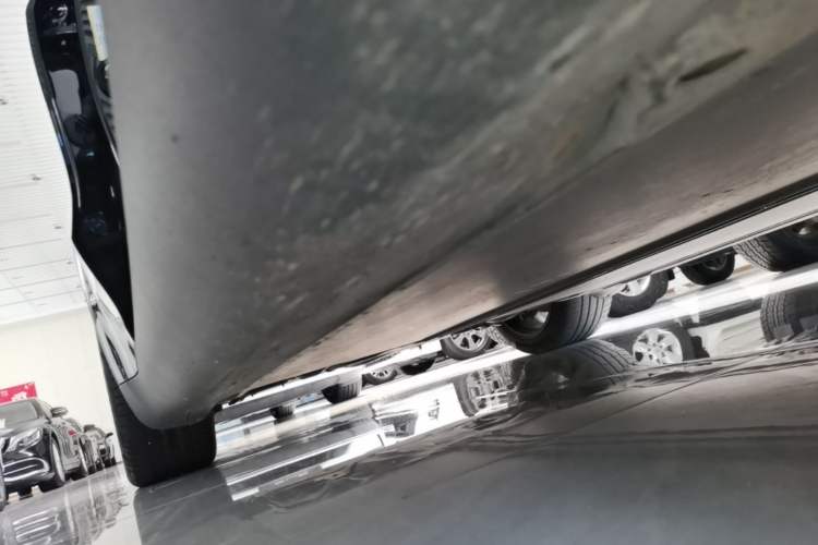 Used Tesla Model Y 2023 Long-Range All-Wheel-Drive Version Right Side Sill