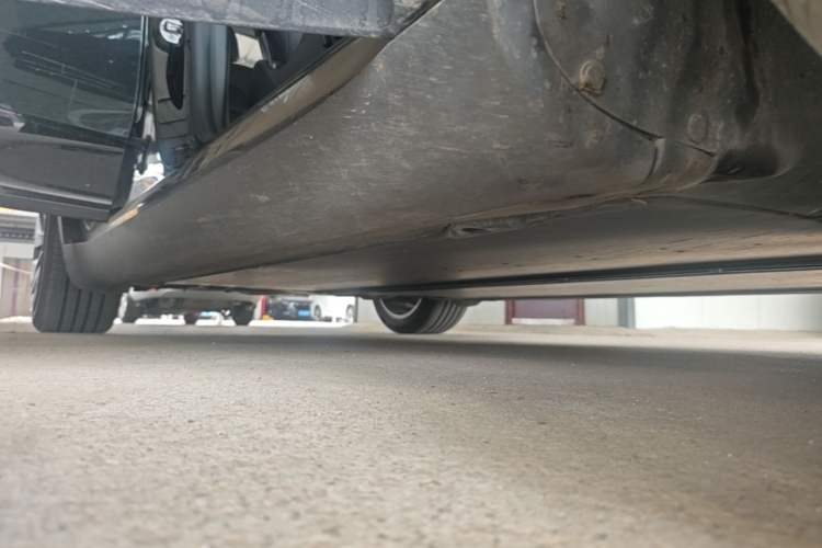 Used Tesla Model Y 2023 Long-Range All-Wheel-Drive Version Right Side Sill