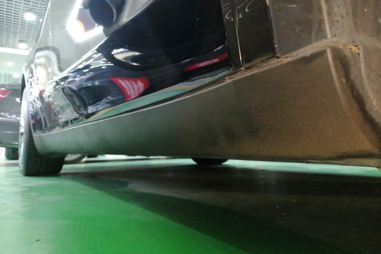 Used Tesla Model Y 2023 Long-Range All-Wheel-Drive Version Right Side Sill