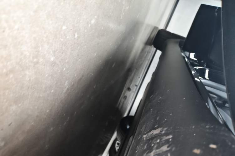 Used Tesla Model Y 2023 Rear-Wheel-Drive Version Right Side Sill