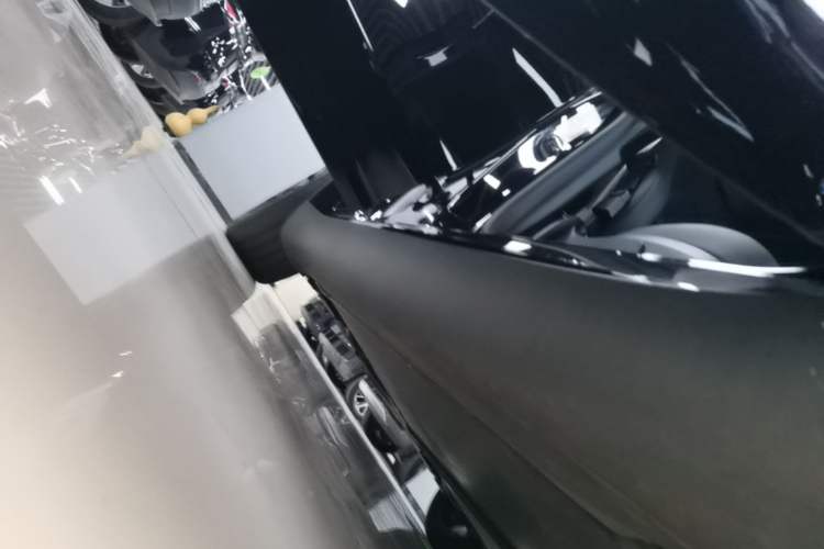 Used Tesla Model Y 2023 Rear-Wheel-Drive Version Right Side Sill