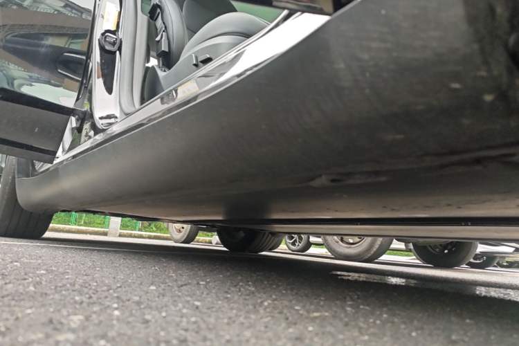 Used Tesla Model Y 2023 Rear-Wheel-Drive Version Right Side Sill