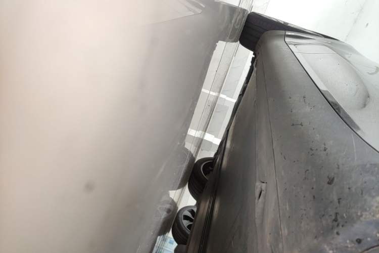Used Tesla Model Y 2023 Long-Range All-Wheel-Drive Version Right Side Sill