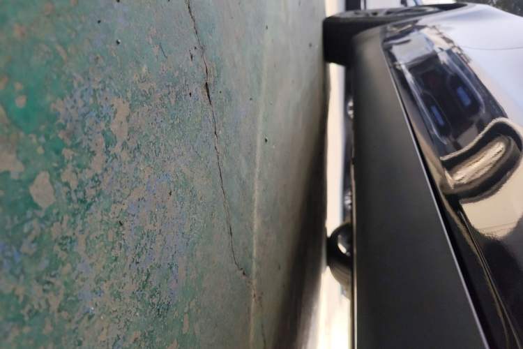 Used Tesla Model Y 2023 Long-Range All-Wheel-Drive Version Right Side Sill