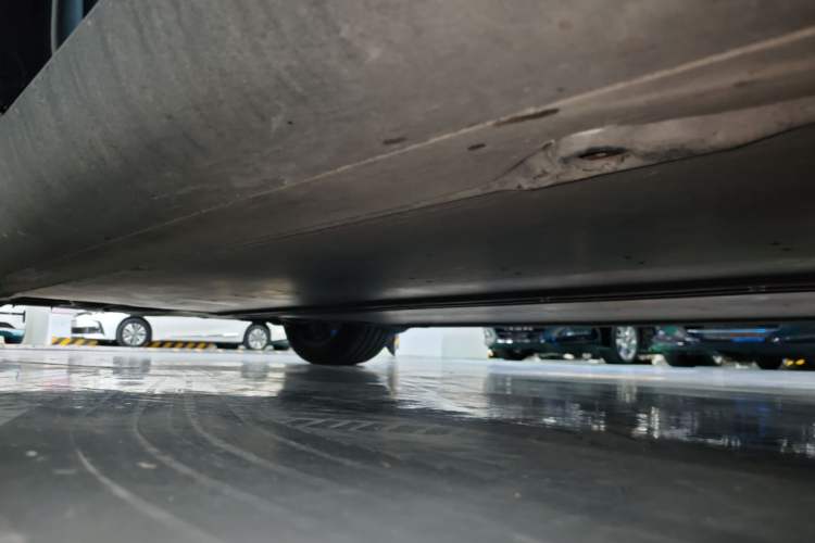 Used Tesla Model Y 2023 Long-Range All-Wheel-Drive Version Right Side Sill