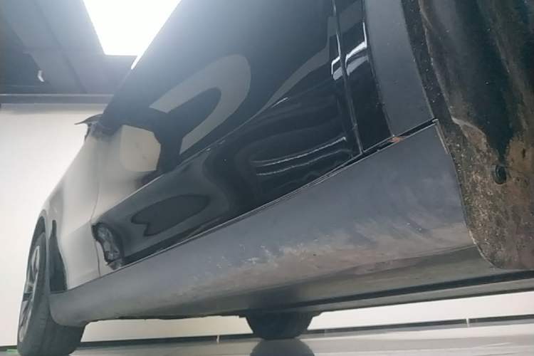 Used Tesla Model Y 2023 Long-Range All-Wheel-Drive Version Right Side Sill