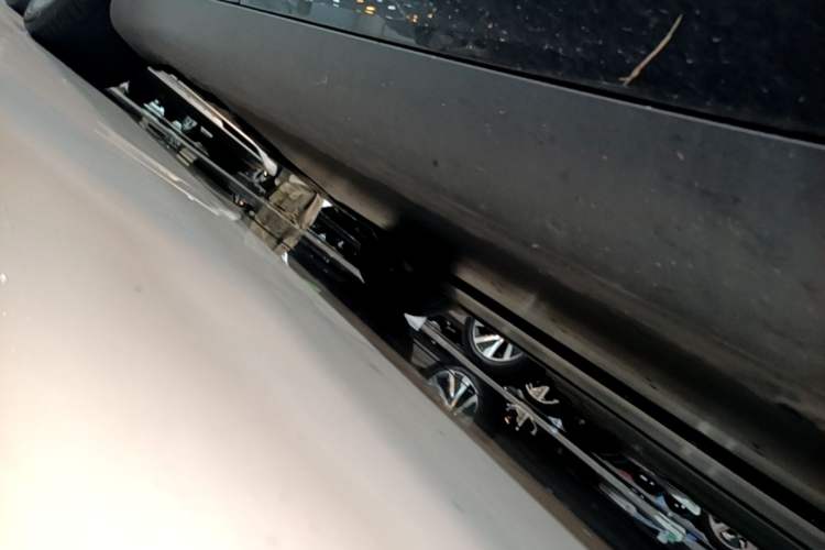Used Tesla Model Y 2023 Long-Range All-Wheel-Drive Version Right Side Sill