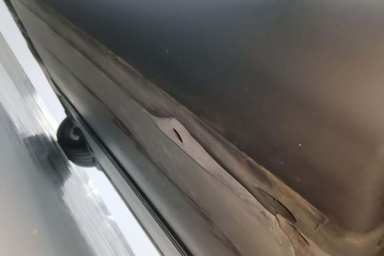 Used Tesla Model Y 2023 Long-Range All-Wheel-Drive Version Right Side Sill