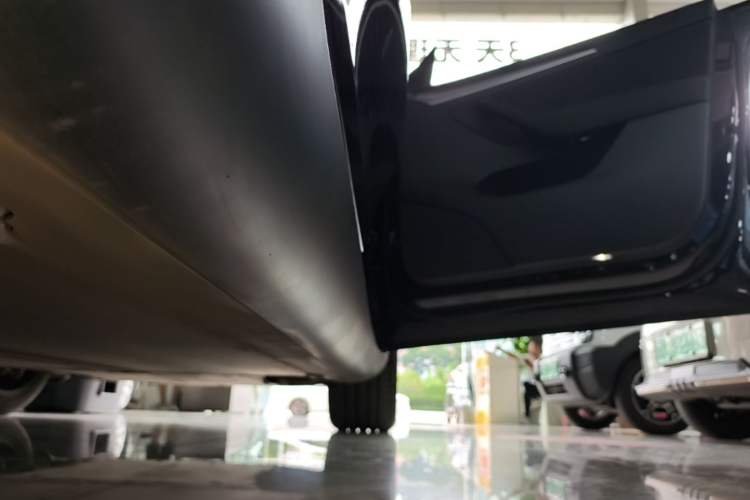 Used Tesla Model Y 2023 Rear-Wheel-Drive Version Right Side Sill
