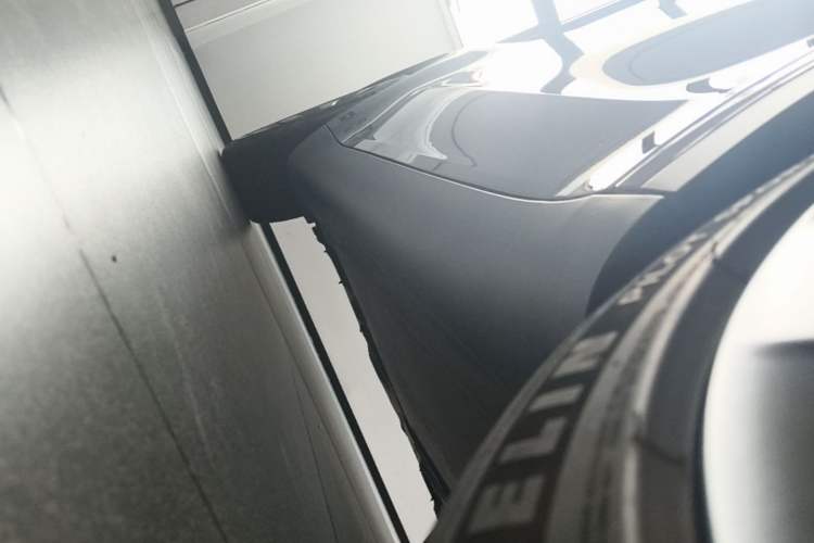 Used Tesla Model Y 2023 Long-Range All-Wheel-Drive Version Right Side Sill